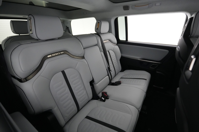 2024 Rivian R1S