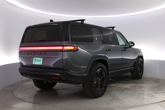 2025 Rivian R1S
