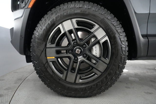 2025 Rivian R1S