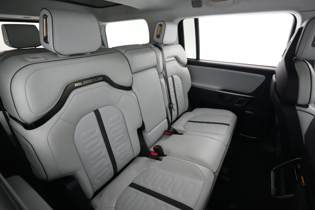 2024 Rivian R1S