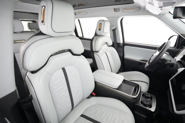 2024 Rivian R1S