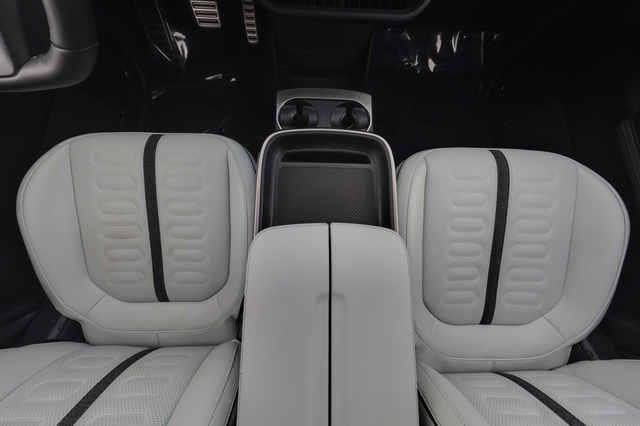 2024 Rivian R1S