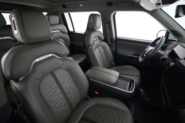2024 Rivian R1S
