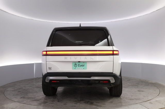 2024 Rivian R1S