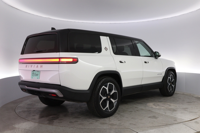 2024 Rivian R1S