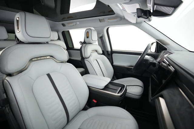 2025 Rivian R1S