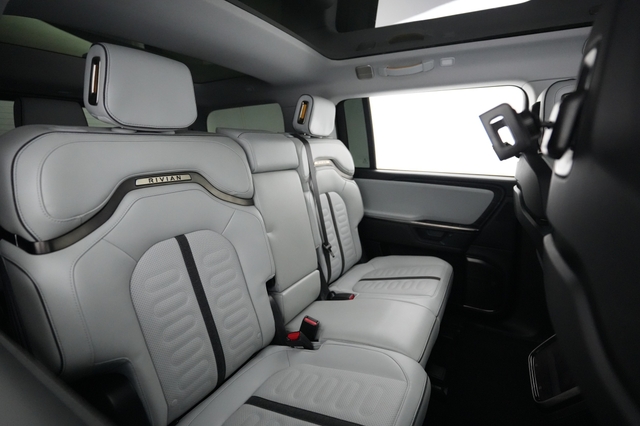 2025 Rivian R1S