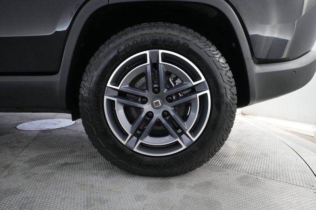 2025 Rivian R1S