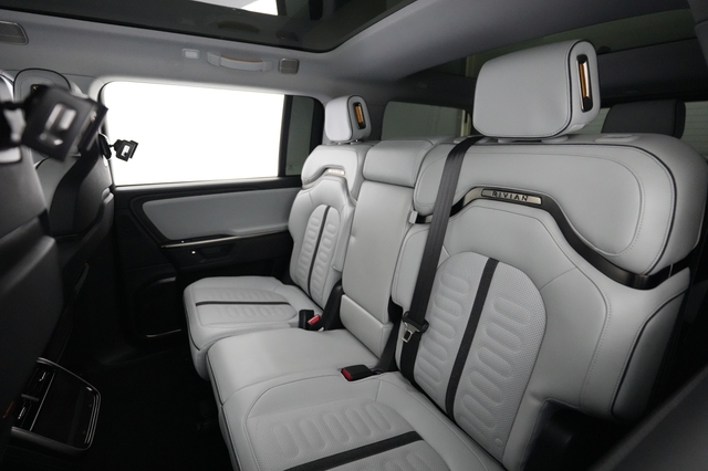 2025 Rivian R1S