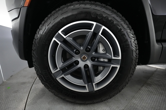 2025 Rivian R1S