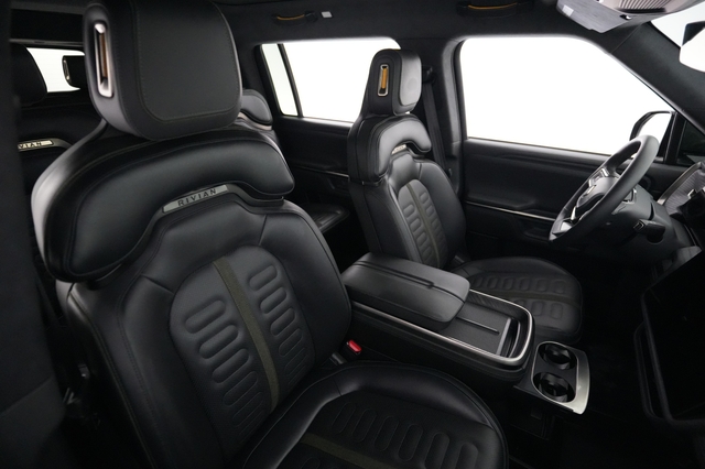 2025 Rivian R1S