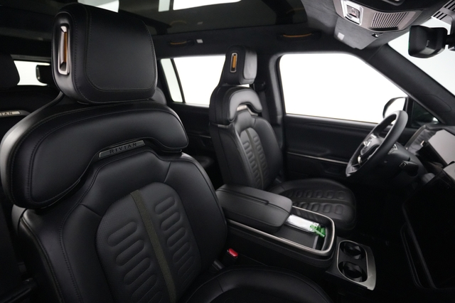 2025 Rivian R1S