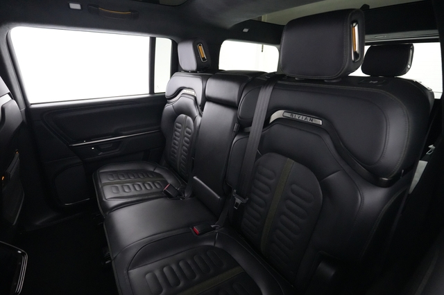 2025 Rivian R1S