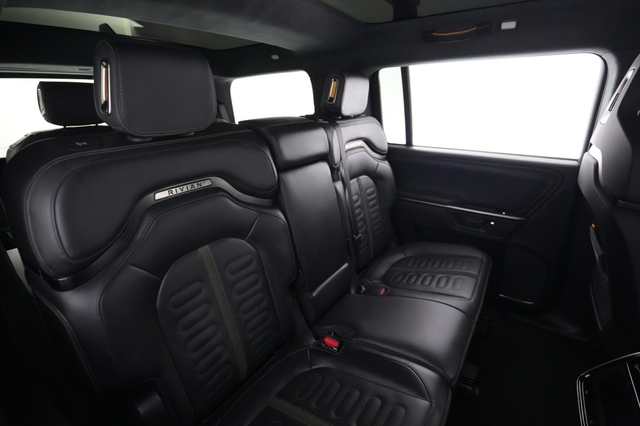 2025 Rivian R1S