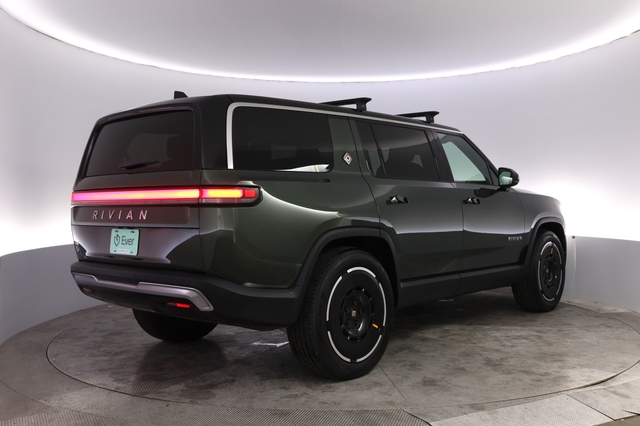 2025 Rivian R1S