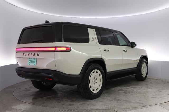 2025 Rivian R1S