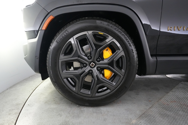 2025 Rivian R1S
