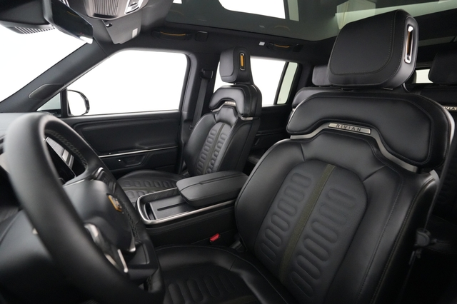 2025 Rivian R1S