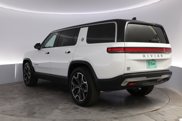 2025 Rivian R1S