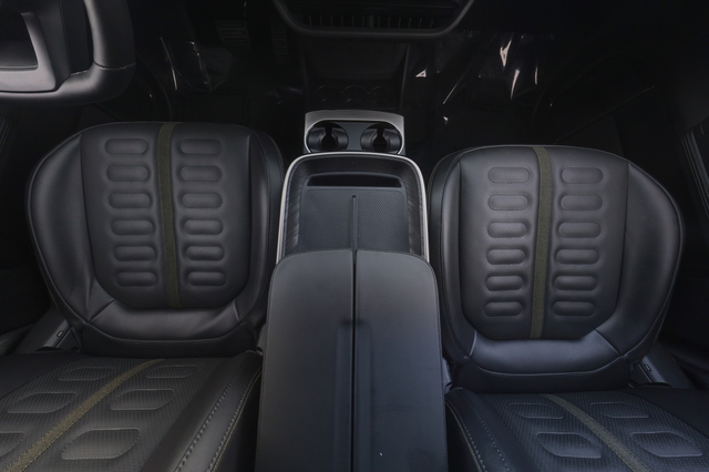 2025 Rivian R1S