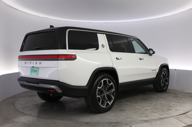 2025 Rivian R1S