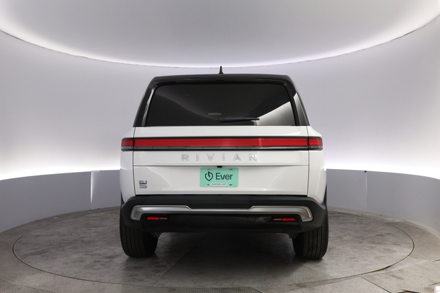 2025 Rivian R1S