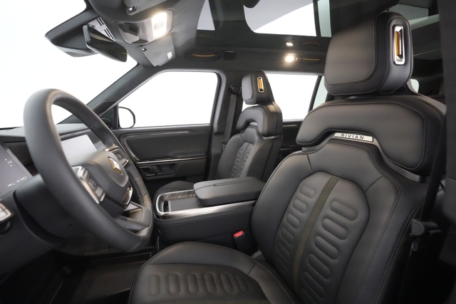 2022 Rivian R1S