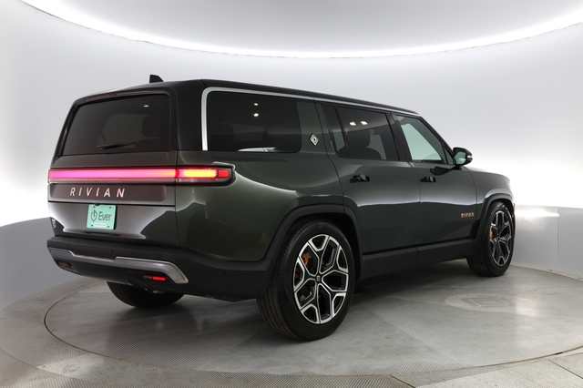 2022 Rivian R1S