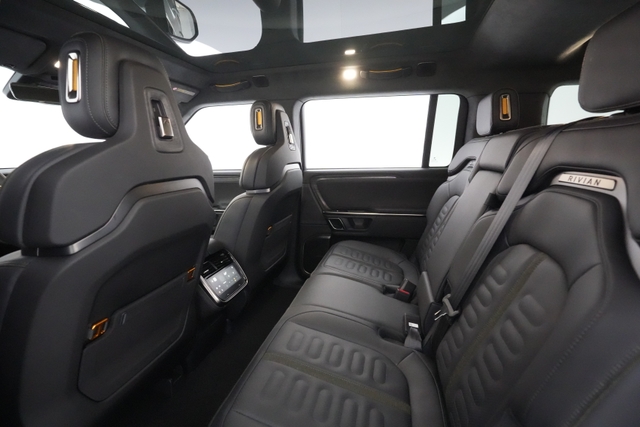 2022 Rivian R1S
