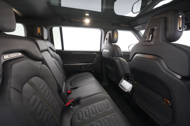 2022 Rivian R1S