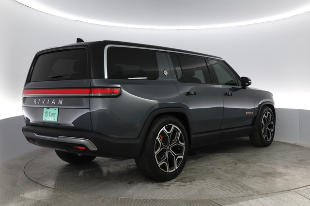 2022 Rivian R1S