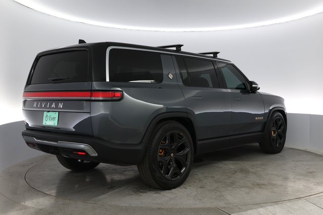 2022 Rivian R1S