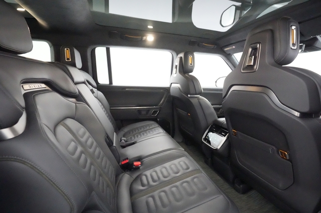 2023 Rivian R1S